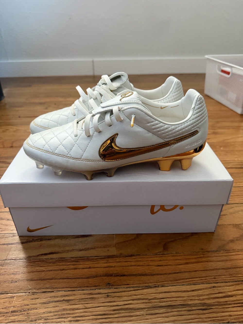 Nike mens Ronaldinho touch of gold Soccer Cleats
